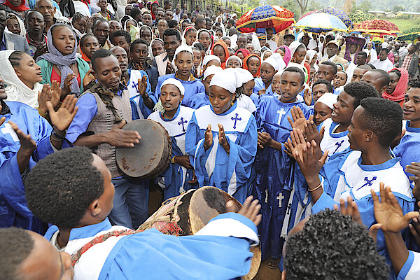 Fest der Göttlichkeit, Kirchenchor im Bergdorf Agaro-Bush, Äthiopien Africa, Afrika, Armut, Brauchtum, catholic, christen, Christentum, Christliche Gemeinde, Ethiopia, Evangelisierung, feier, Gemeinde, Gesellschaft, glaube, Gottesdienst, katholiken, katholisch, kirche, mass, menschen, messe, Pfarrei, Prozession, religion, seelsorge, Äthiopien